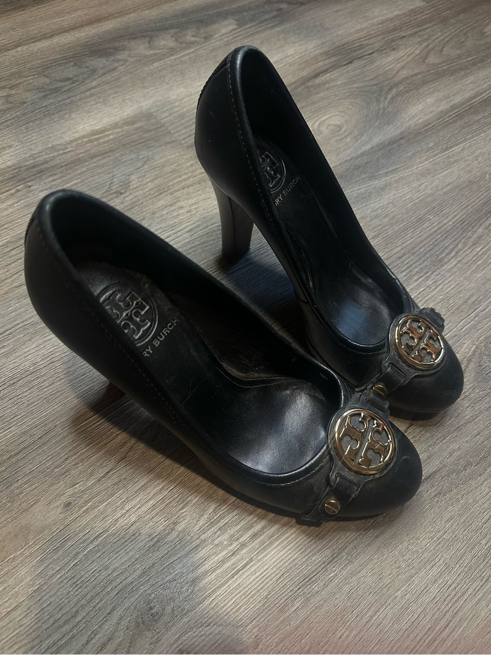 Tory Burch Black Leather Block Heel Pumps Gold Logo Medallion Round Toe Size 6